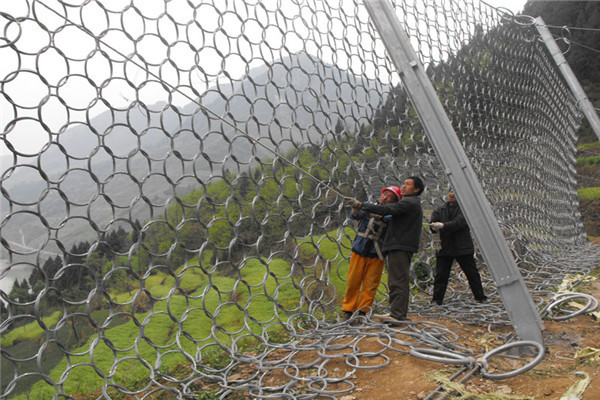 山体防护网安装现场图片