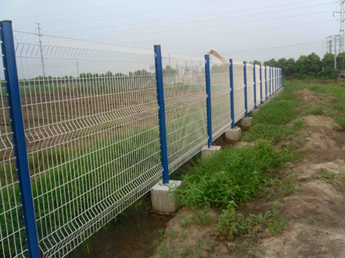 桃型柱护栏网安装